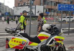 深圳交警嚴(yán)查不禮讓斑馬線！