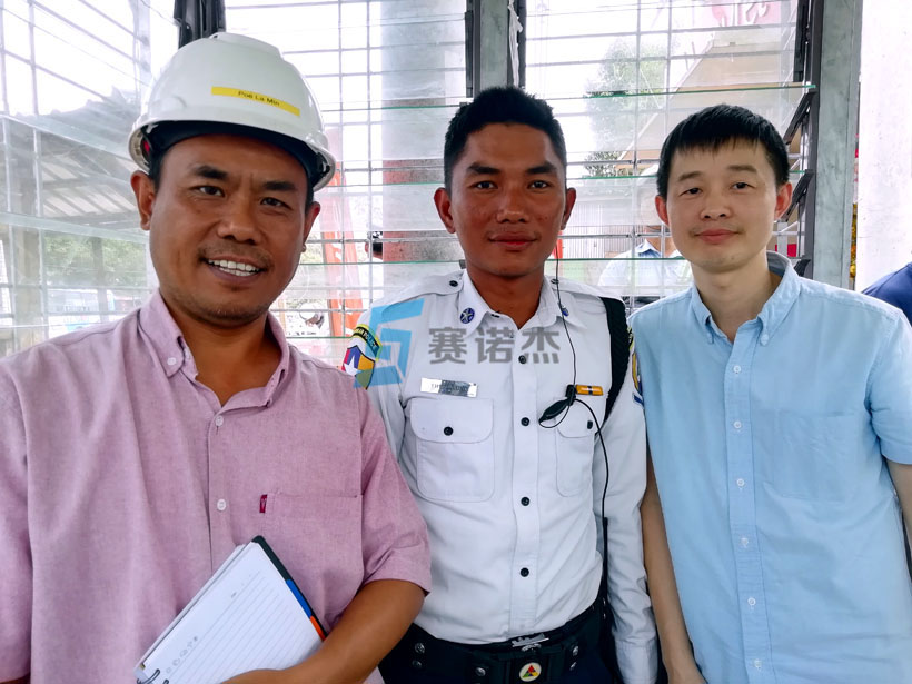 公司同事與緬甸交警合影
